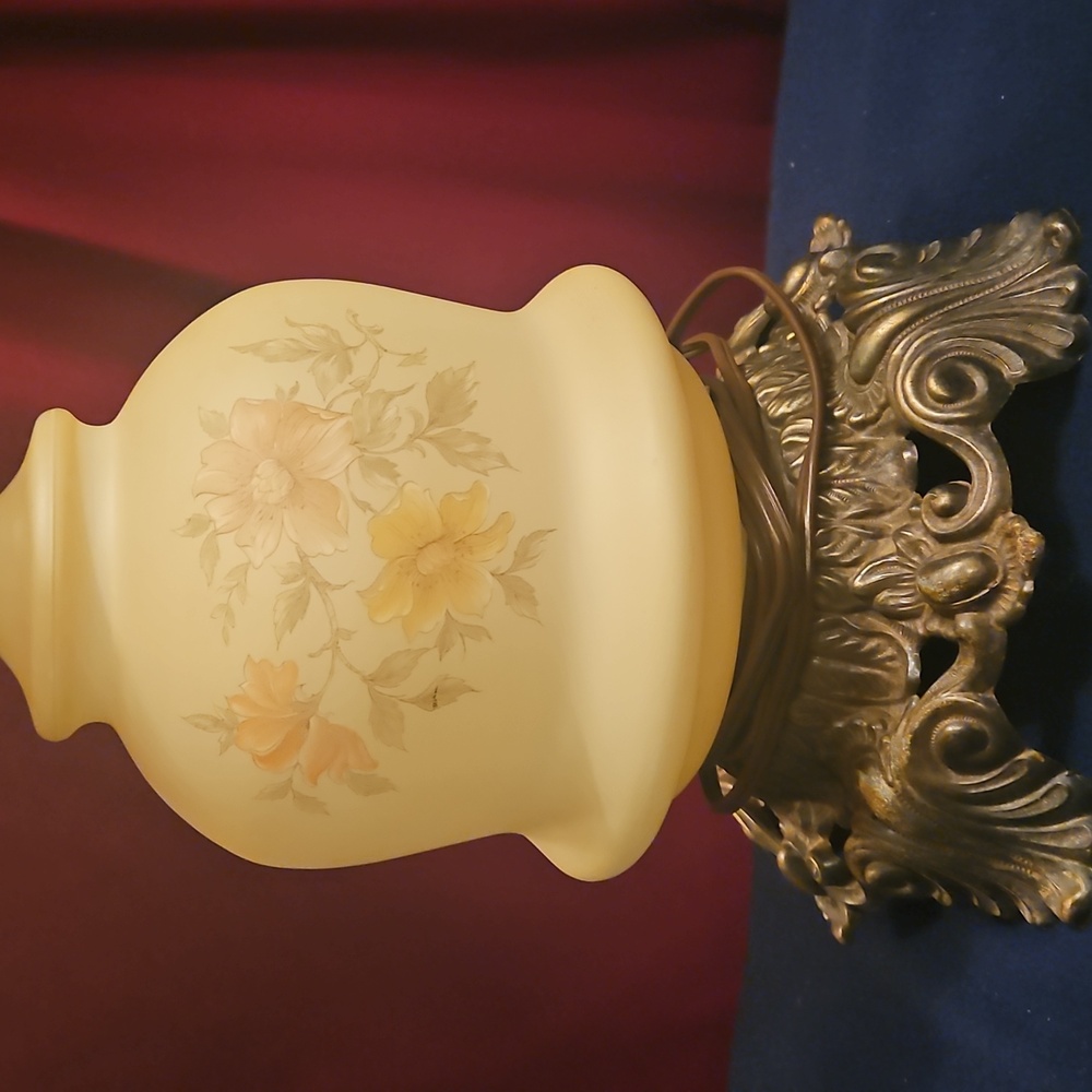 Beauriful Vintage Floral Glass Table Lamp with Brass Accents - Picture 4 of 5